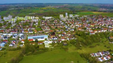 Almanya 'daki eski şehir merkezinin güneşli bir bahar gününde havadan görünüşü .