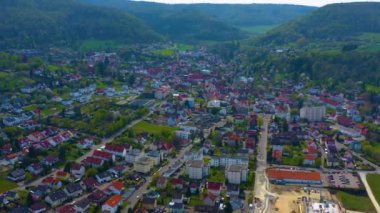 Almanya 'daki eski şehir merkezinin güneşli bir bahar gününde havadan görünüşü .