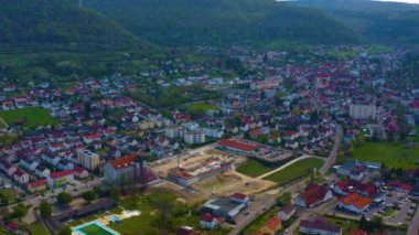 Almanya 'daki eski şehir merkezinin güneşli bir bahar gününde havadan görünüşü .