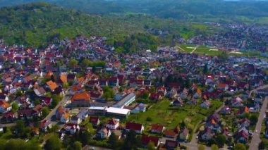 Almanya 'daki eski şehir merkezinin güneşli bir bahar gününde havadan görünüşü .