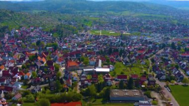 Almanya 'daki eski şehir merkezinin güneşli bir bahar gününde havadan görünüşü .