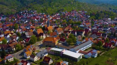 Almanya 'daki eski şehir merkezinin güneşli bir bahar gününde havadan görünüşü .