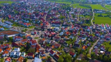 Almanya 'daki eski şehir merkezinin güneşli bir bahar gününde havadan görünüşü .