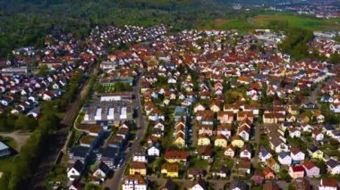 Almanya 'daki eski şehir merkezinin güneşli bir bahar gününde havadan görünüşü .