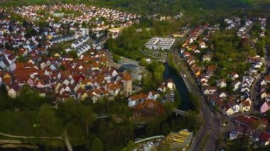 Almanya 'daki eski şehir merkezinin güneşli bir bahar gününde havadan görünüşü .