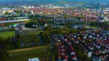 Almanya 'daki eski şehir merkezinin güneşli bir bahar gününde havadan görünüşü .