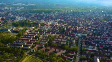 Almanya 'daki eski şehir merkezinin güneşli bir bahar gününde havadan görünüşü .