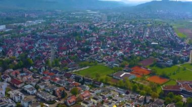 Almanya 'daki eski şehir merkezinin güneşli bir bahar gününde havadan görünüşü .