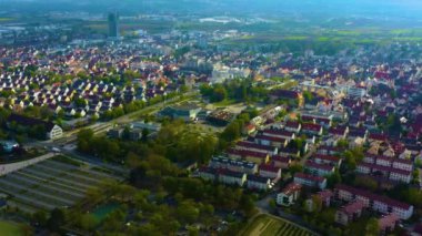 Almanya 'daki eski şehir merkezinin güneşli bir bahar gününde havadan görünüşü .