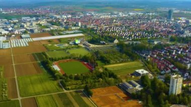 Almanya 'daki eski şehir merkezinin güneşli bir bahar gününde havadan görünüşü .