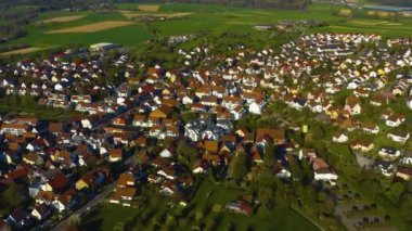 Yazın güneşli bir günde Almanya 'da Beilstein Kalesi ve köy çevresindeki hava manzarası.