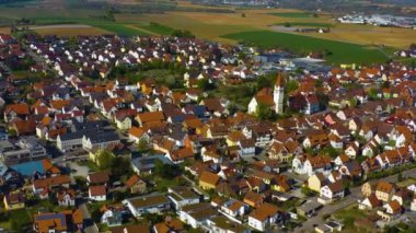Bahar başlarında güneşli bir günde Almanya 'da Heilbronn şehrinin etrafındaki hava manzarası