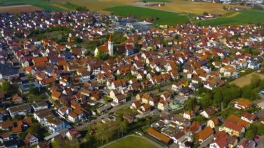 Bahar başlarında güneşli bir günde Almanya 'da Heilbronn şehrinin etrafındaki hava manzarası