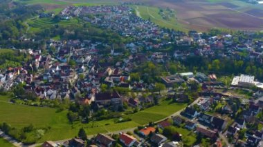 Bahar başlarında güneşli bir günde Almanya 'da Heilbronn şehrinin etrafındaki hava manzarası