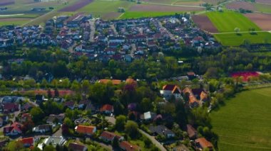 Bahar başlarında güneşli bir günde Almanya 'da Heilbronn şehrinin etrafındaki hava manzarası