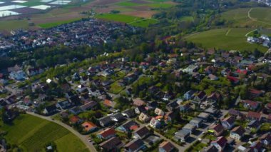 Bahar başlarında güneşli bir günde Almanya 'da Heilbronn şehrinin etrafındaki hava manzarası