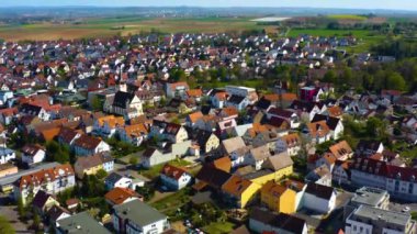 Bahar başlarında güneşli bir günde Almanya 'da Heilbronn şehrinin etrafındaki hava manzarası
