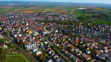Bahar başlarında güneşli bir günde Almanya 'da Heilbronn şehrinin etrafındaki hava manzarası