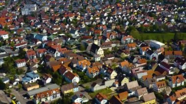 Bahar başlarında güneşli bir günde Almanya 'da Heilbronn şehrinin etrafındaki hava manzarası