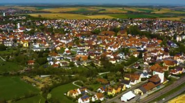 Bahar başlarında güneşli bir günde Almanya 'da Heilbronn şehrinin etrafındaki hava manzarası