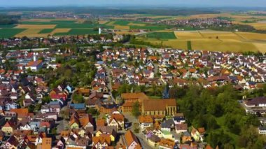  Almanya 'daki eski şehir merkezinin güneşli bir bahar gününde havadan görünüşü .