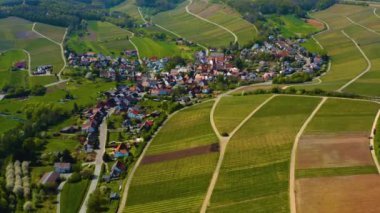  Almanya 'daki eski şehir merkezinin güneşli bir bahar gününde havadan görünüşü .