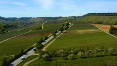 Almanya 'daki eski şehir merkezinin güneşli bir bahar gününde havadan görünüşü .