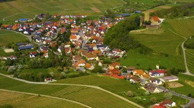  Almanya 'daki eski şehir merkezinin güneşli bir bahar gününde havadan görünüşü .