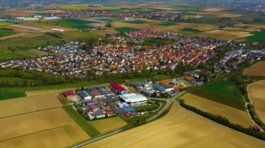  Almanya 'daki eski şehir merkezinin güneşli bir bahar gününde havadan görünüşü .