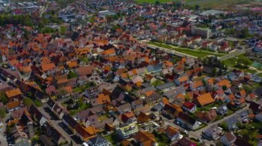  Almanya 'daki eski şehir merkezinin güneşli bir bahar gününde havadan görünüşü .