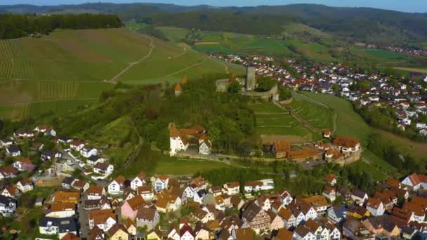 夏の晴れた日にドイツの村や城Beilsteinの周りの空中ビュー — ストック動画