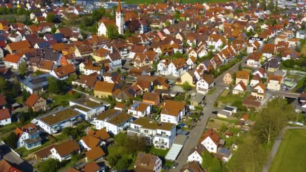 春の初めの晴れた日にドイツの都市ハイルブロンの周りの空中ビュー ストック動画