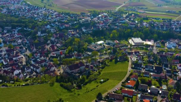 春の初めの晴れた日にドイツの都市ハイルブロンの周りの空中ビュー — ストック動画