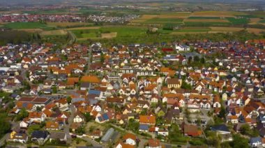  Almanya 'daki eski şehir merkezinin güneşli bir bahar gününde havadan görünüşü .