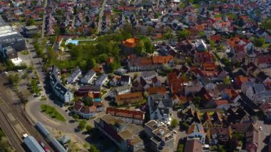  Almanya 'daki eski şehir merkezinin güneşli bir bahar gününde havadan görünüşü .