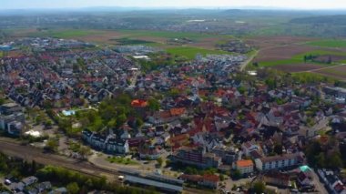  Almanya 'daki eski şehir merkezinin güneşli bir bahar gününde havadan görünüşü .