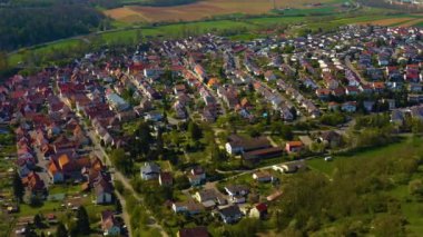  Almanya 'daki eski şehir merkezinin güneşli bir bahar gününde havadan görünüşü .