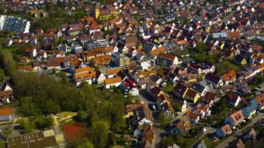  Almanya 'daki eski şehir merkezinin güneşli bir bahar gününde havadan görünüşü .