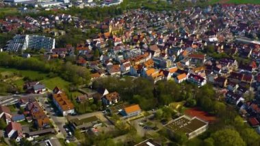  Almanya 'daki eski şehir merkezinin güneşli bir bahar gününde havadan görünüşü .