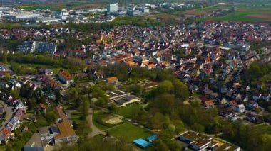  Almanya 'daki eski şehir merkezinin güneşli bir bahar gününde havadan görünüşü .