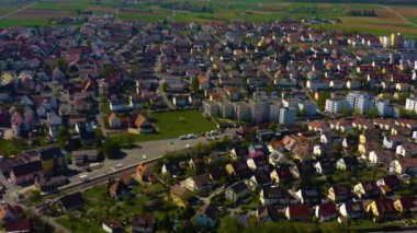  Almanya 'daki eski şehir merkezinin güneşli bir bahar gününde havadan görünüşü .