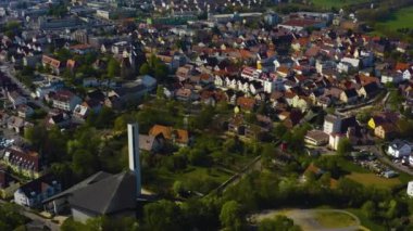  Almanya 'daki eski şehir merkezinin güneşli bir bahar gününde havadan görünüşü .