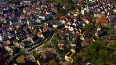  Almanya 'daki eski şehir merkezinin güneşli bir bahar gününde havadan görünüşü .