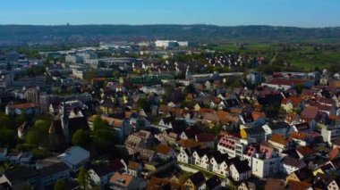  Almanya 'daki eski şehir merkezinin güneşli bir bahar gününde havadan görünüşü .