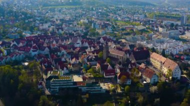  Almanya 'daki eski şehir merkezinin güneşli bir bahar gününde havadan görünüşü .