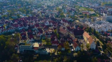  Almanya 'daki eski şehir merkezinin güneşli bir bahar gününde havadan görünüşü .