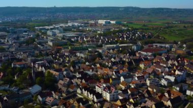  Almanya 'daki eski şehir merkezinin güneşli bir bahar gününde havadan görünüşü .