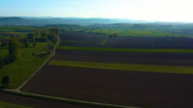 Almanya 'daki tarlalar ve ormanlar etrafındaki hava manzarası