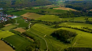 Almanya 'daki tarlalar ve ormanlar etrafındaki hava manzarası