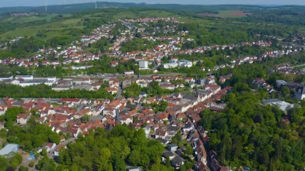 春の晴れた日にドイツの都市の空中風景 ストック映像